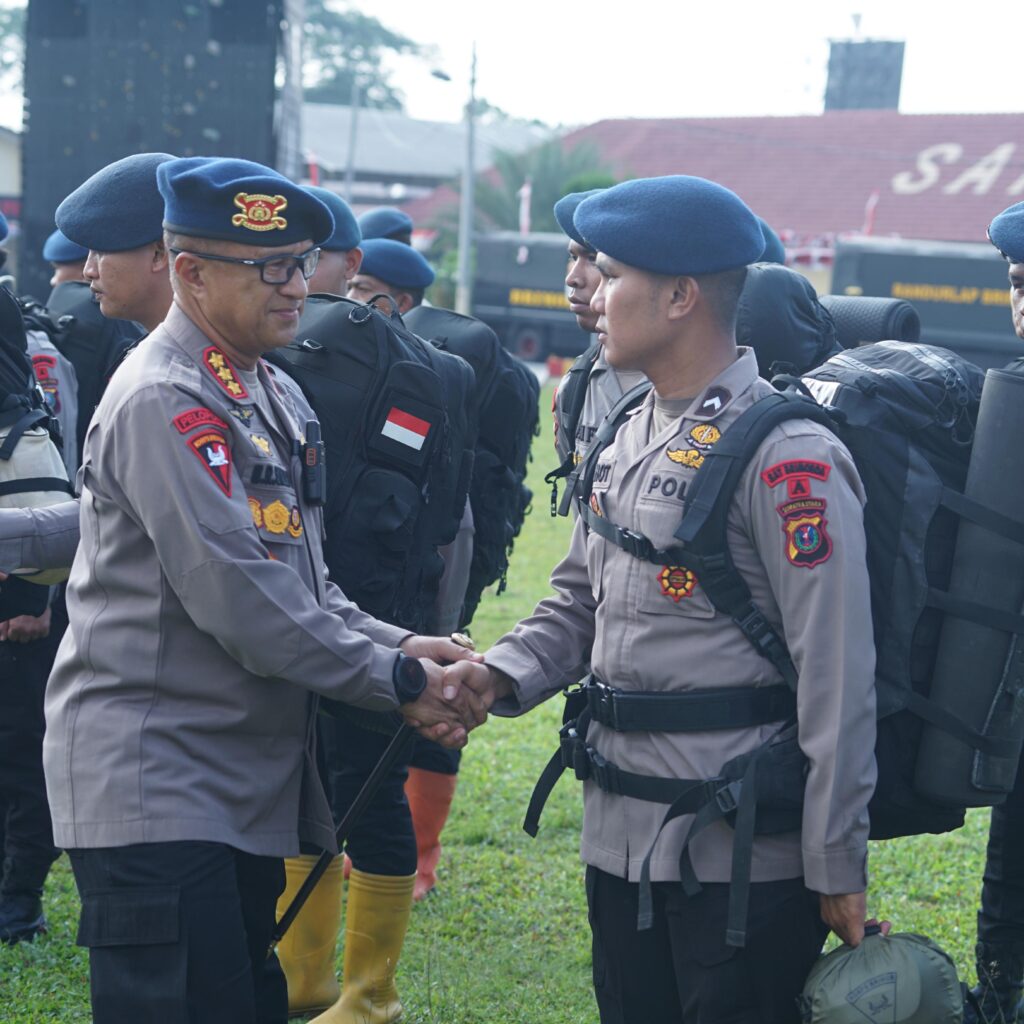 Gunung Sinabung Erupsi, Polda Sumut Siagakan 100 Personel Brimob dan Peralatan Pendukung