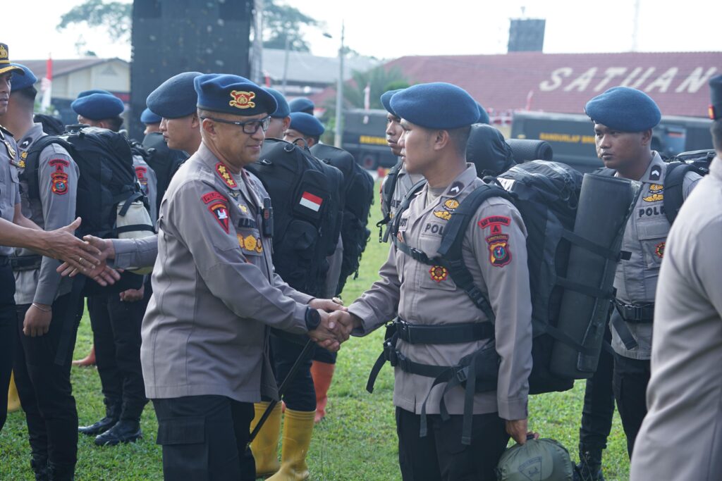 Gunung Sinabung Erupsi, Polda Sumut Siagakan 100 Personel Brimob dan Peralatan Pendukung