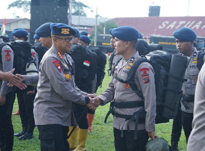 Gunung Sinabung Erupsi, Polda Sumut Siagakan 100 Personel Brimob dan Peralatan Pendukung