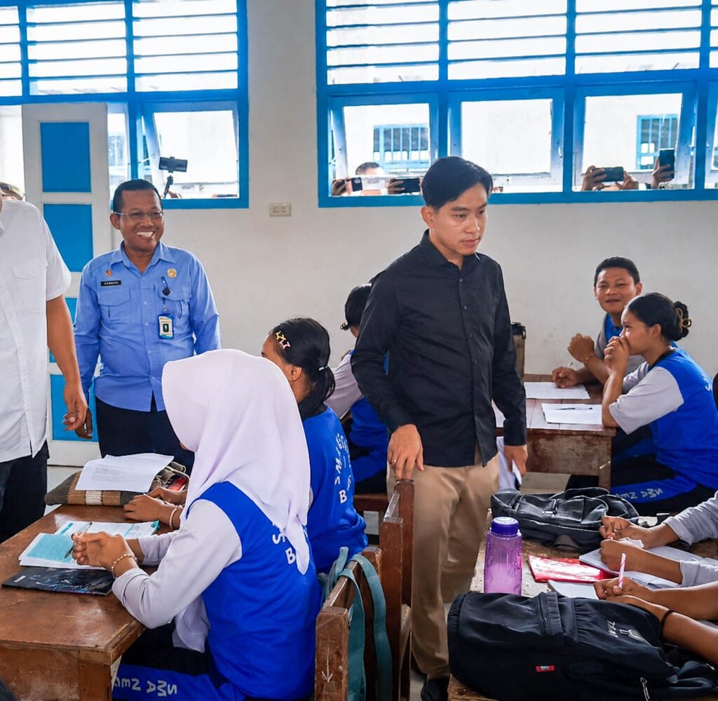 Bobby Nasution Dampingi Wapres Gibran Tinjau Progres Rehabilitasi dan Rekonstruksi SMAN 1 Barus