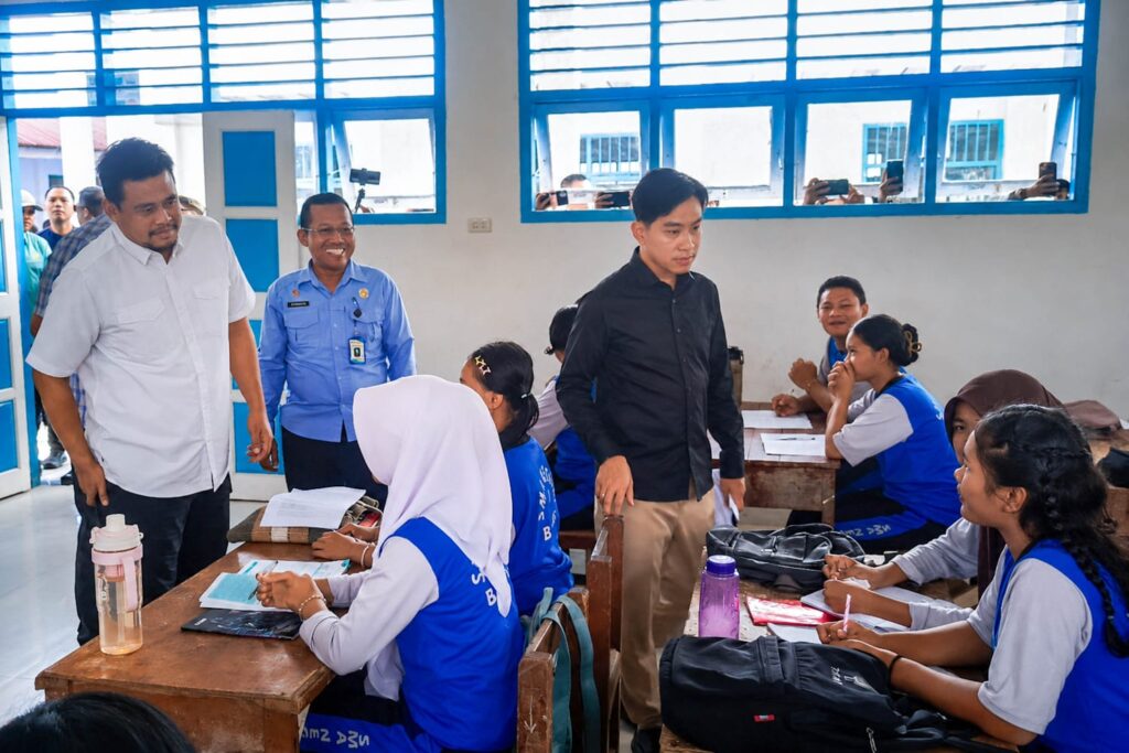 Bobby Nasution Dampingi Wapres Gibran Tinjau Progres Rehabilitasi dan Rekonstruksi SMAN 1 Barus