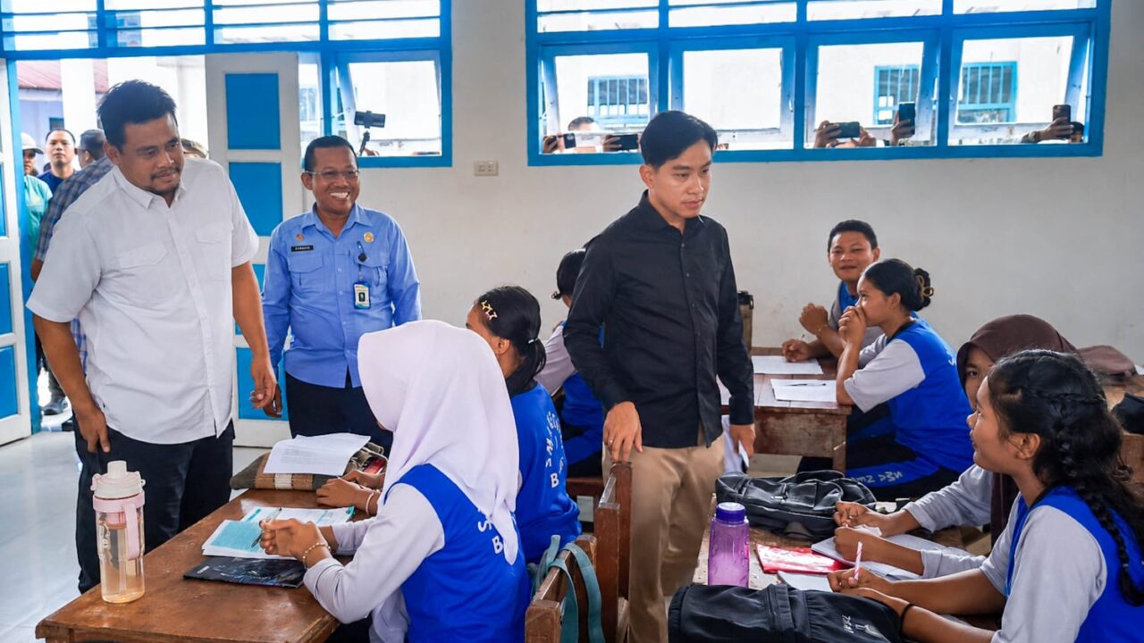 Bobby Nasution Dampingi Wapres Gibran Tinjau Progres Rehabilitasi dan Rekonstruksi SMAN 1 Barus