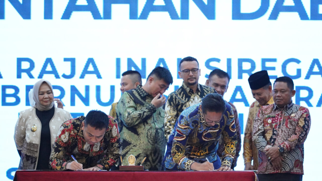Rakor Penguatan Tata Kelola Pemda dan Pencegahan Korupsi, Rico Waas Tandatangani Komitmen Bersama
