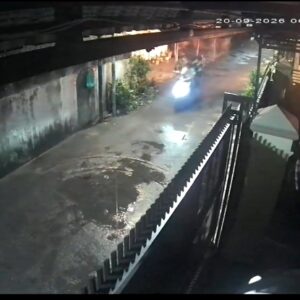 Terekam CCTV Rumah Dilempar Bom Molotov, Pelaku Dua Pengendara Motor