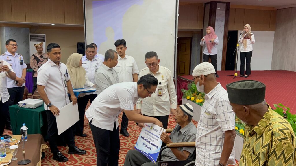 PKH Medan Makmur Disalurkan, Rico Waas Serahkan Bantuan 10 Ribu Warga Lansia dan Disabilitas