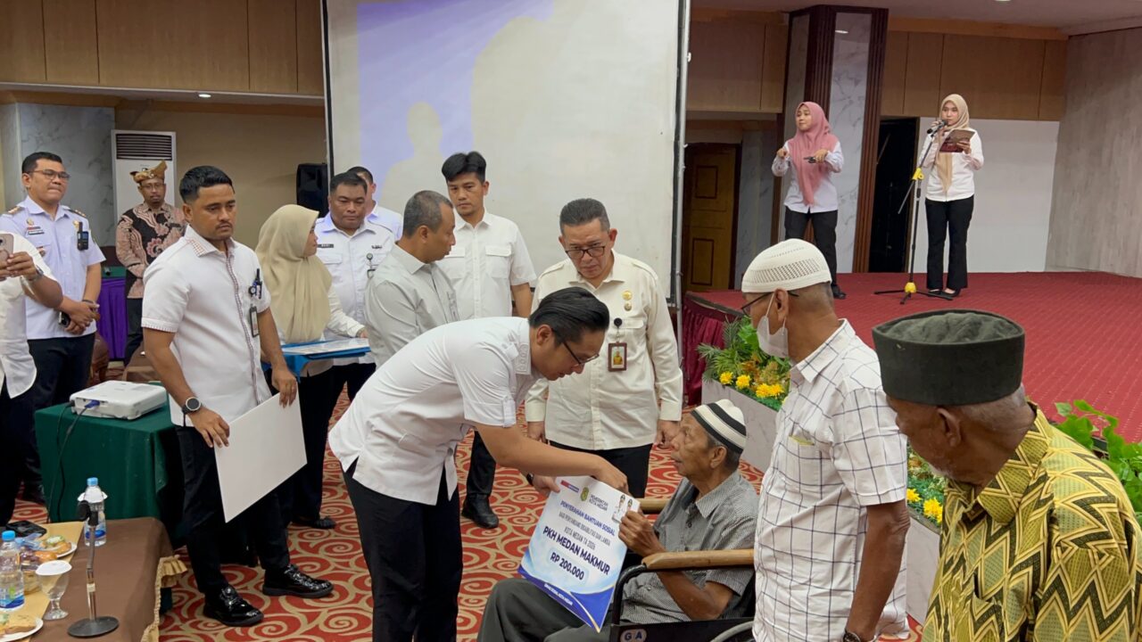 PKH Medan Makmur Disalurkan, Rico Waas Serahkan Bantuan 10 Ribu Warga Lansia dan Disabilitas