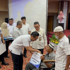 PKH Medan Makmur Disalurkan, Rico Waas Serahkan Bantuan 10 Ribu Warga Lansia dan Disabilitas