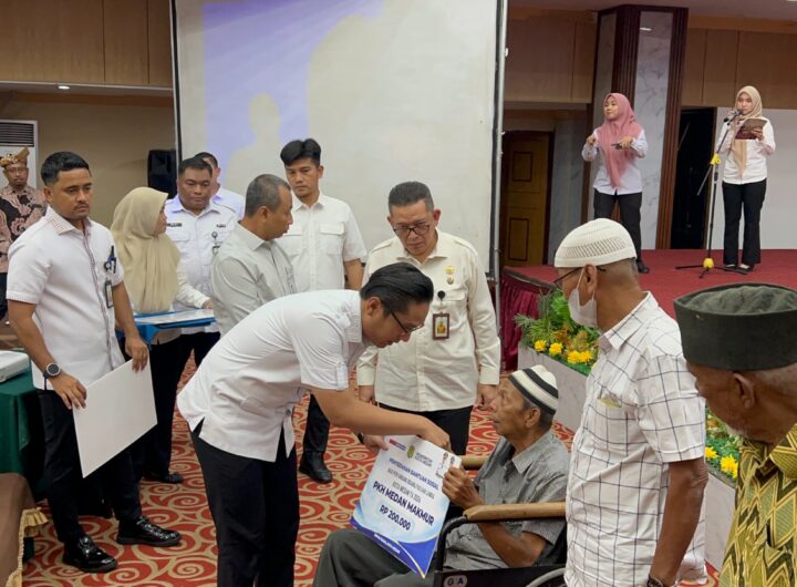 PKH Medan Makmur Disalurkan, Rico Waas Serahkan Bantuan 10 Ribu Warga Lansia dan Disabilitas