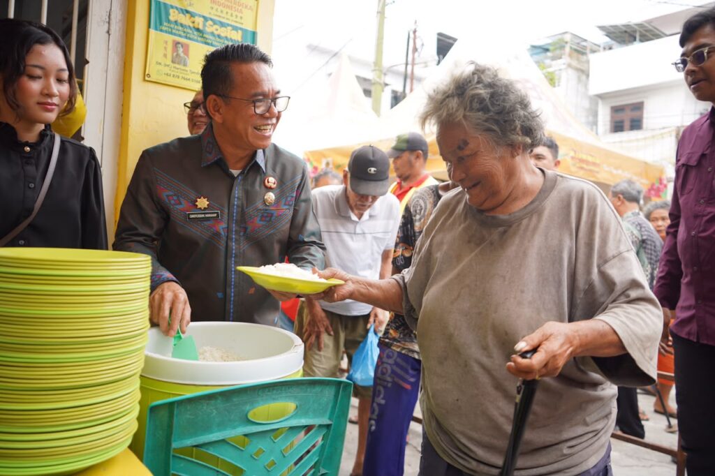 Zakiyuddin Harahap Ikut Ambilkan Makanan untuk Lansia di Jalan Lombok