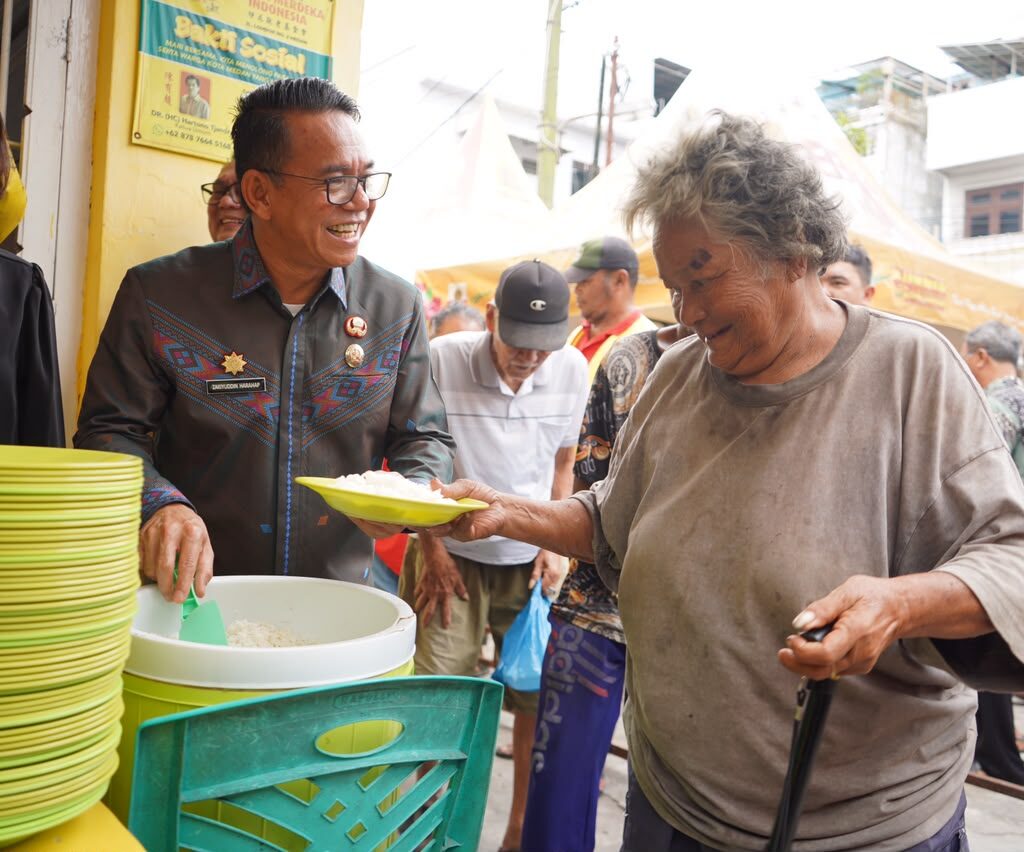 Zakiyuddin Harahap Ikut Ambilkan Makanan untuk Lansia di Jalan Lombok