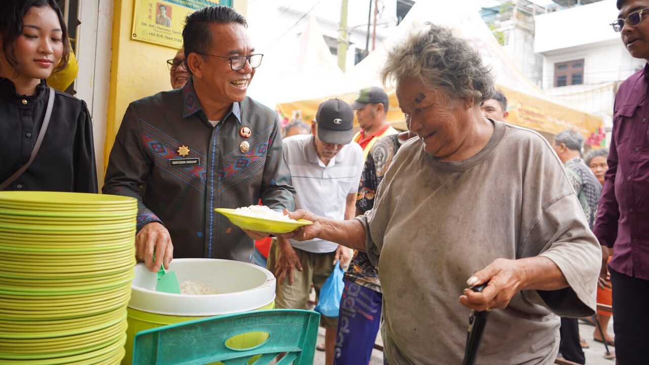Zakiyuddin Harahap Ikut Ambilkan Makanan untuk Lansia di Jalan Lombok