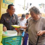 Zakiyuddin Harahap Ikut Ambilkan Makanan untuk Lansia di Jalan Lombok