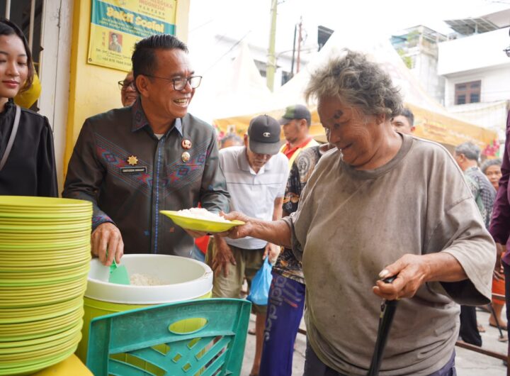 Zakiyuddin Harahap Ikut Ambilkan Makanan untuk Lansia di Jalan Lombok