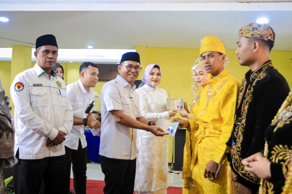 Zakiyuddin Harahap Serahkan Buku Nikah dan Uang Saku untuk 23 Pasangan di Nikah Massal