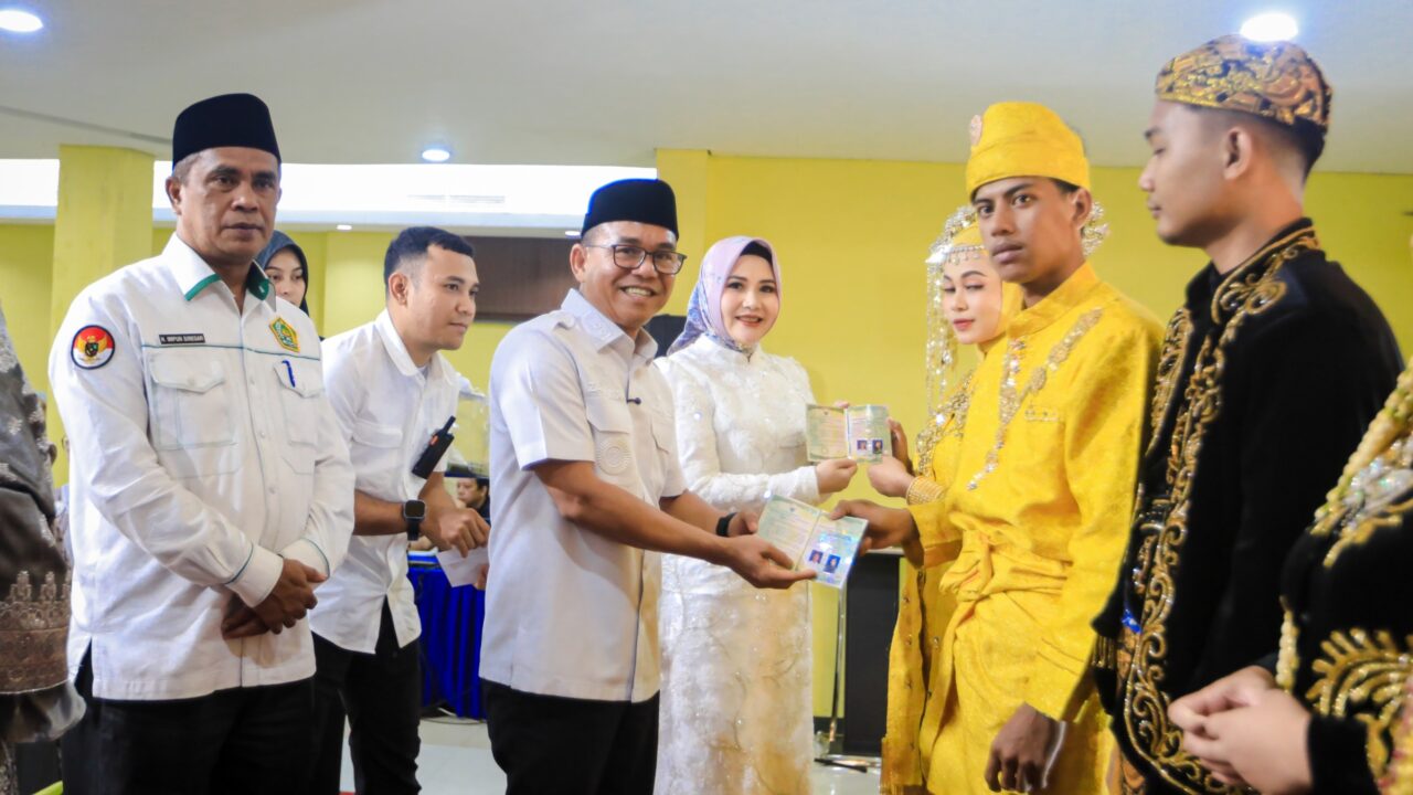 Zakiyuddin Harahap Serahkan Buku Nikah dan Uang Saku untuk 23 Pasangan di Nikah Massal