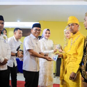Zakiyuddin Harahap Serahkan Buku Nikah dan Uang Saku untuk 23 Pasangan di Nikah Massal