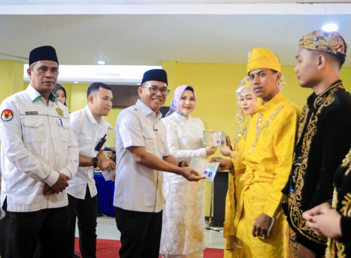 Zakiyuddin Harahap Serahkan Buku Nikah dan Uang Saku untuk 23 Pasangan di Nikah Massal
