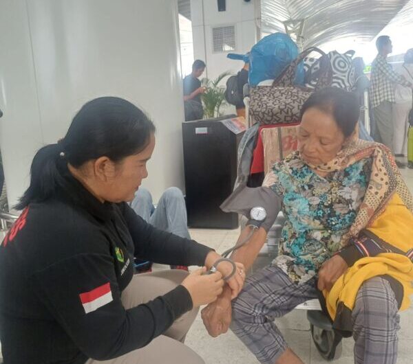 Polda Sumut Beri Layanan Kesehatan  Penumpang Terdampak Pembatalan Penerbangan di Kualanamu