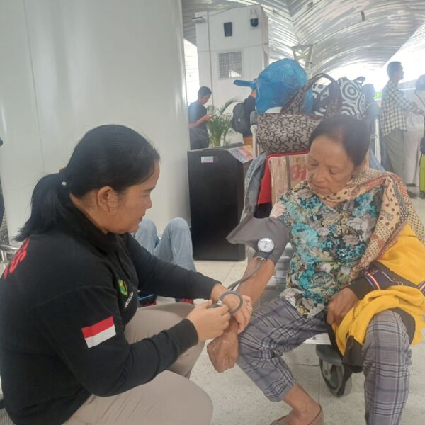 Polda Sumut Beri Layanan Kesehatan  Penumpang Terdampak Pembatalan Penerbangan di Kualanamu