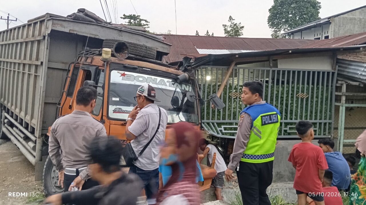 Truk Fuso Diduga Rem Blong Hantam Rumah Warga di Binjai Timur