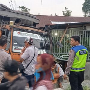 Truk Fuso Diduga Rem Blong Hantam Rumah Warga di Binjai Timur