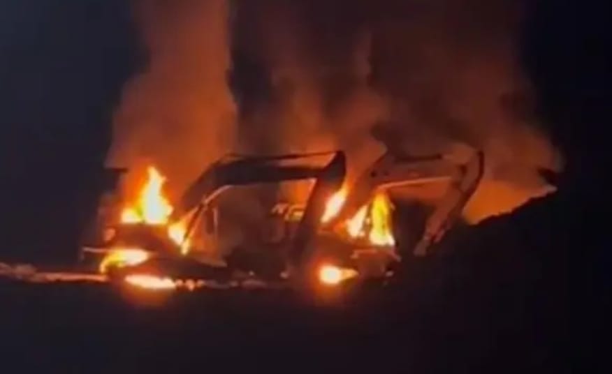 Madina Memanas, 3 Ekskavator Tambang Ilegal Dibakar Warga
