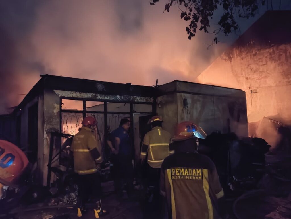 Tempat Penyimpanan Peralatan Dekorasi Pesta di Medan Johor Terbakar
