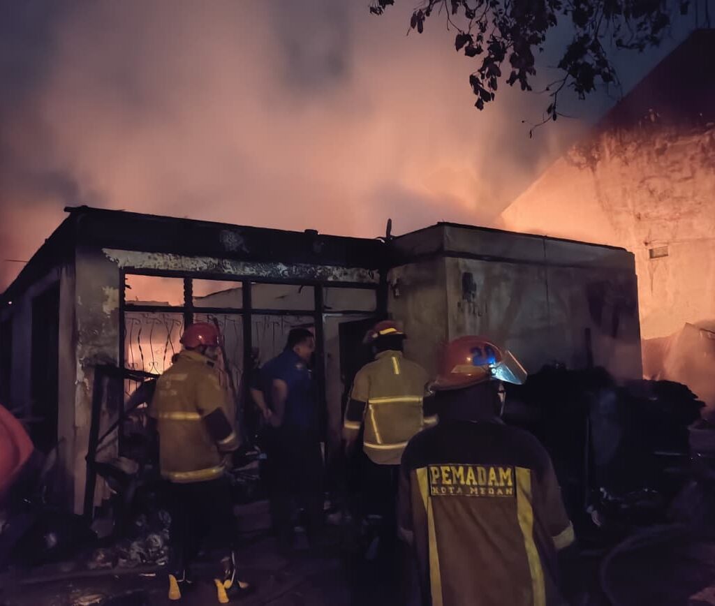 Tempat Penyimpanan Peralatan Dekorasi Pesta di Medan Johor Terbakar