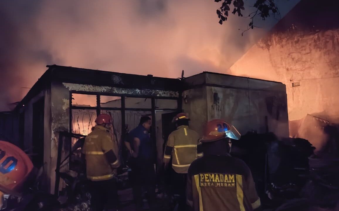 Tempat Penyimpanan Peralatan Dekorasi Pesta di Medan Johor Terbakar