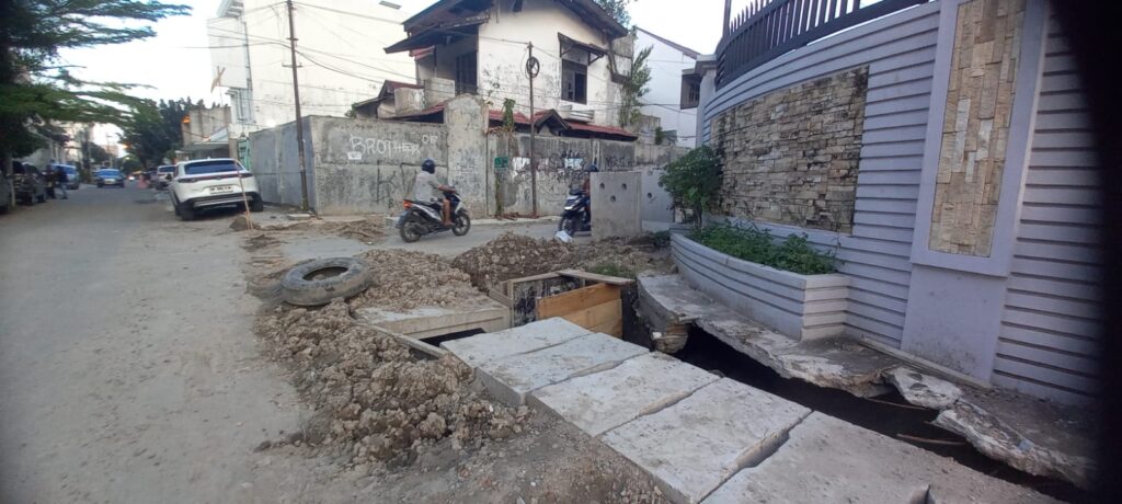 Proyek Drainase Rp1,99 Miliar Amburadul, Warga Kelurahan Hamdan Protes