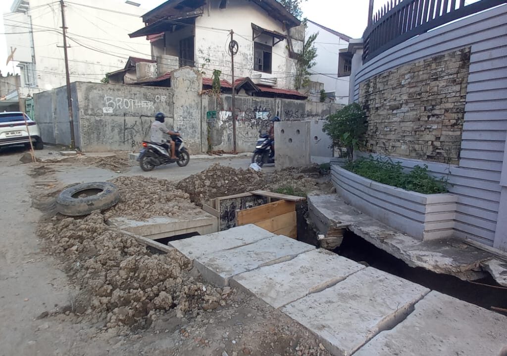 Proyek Drainase Rp1,99 Miliar Amburadul, Warga Kelurahan Hamdan Protes