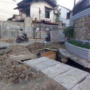 Proyek Drainase Rp1,99 Miliar Amburadul, Warga Kelurahan Hamdan Protes