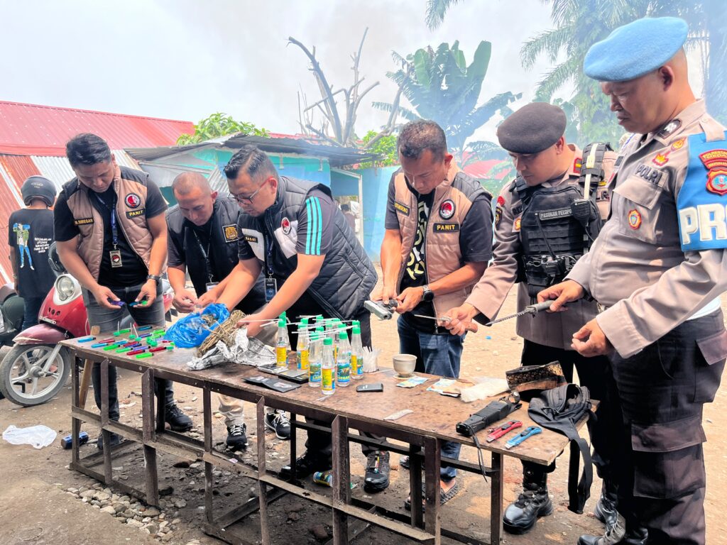 Bandar Sabu Diringkus Penggerebekan Sarang Narkoba di Mencirim, Pistol dan Sejumlah Sajam Disita