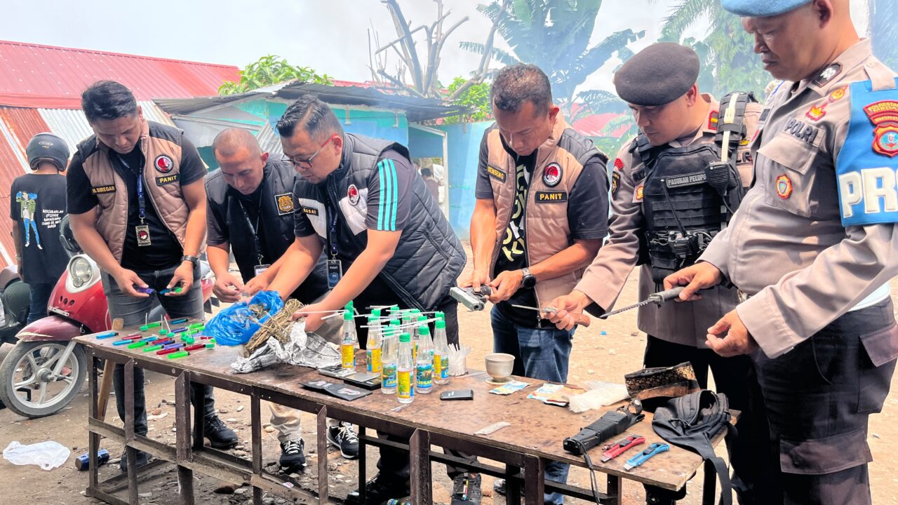 Bandar Sabu Diringkus Penggerebekan Sarang Narkoba di Mencirim, Pistol dan Sejumlah Sajam Disita