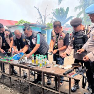 Bandar Sabu Diringkus Penggerebekan Sarang Narkoba di Mencirim, Pistol dan Sejumlah Sajam Disita