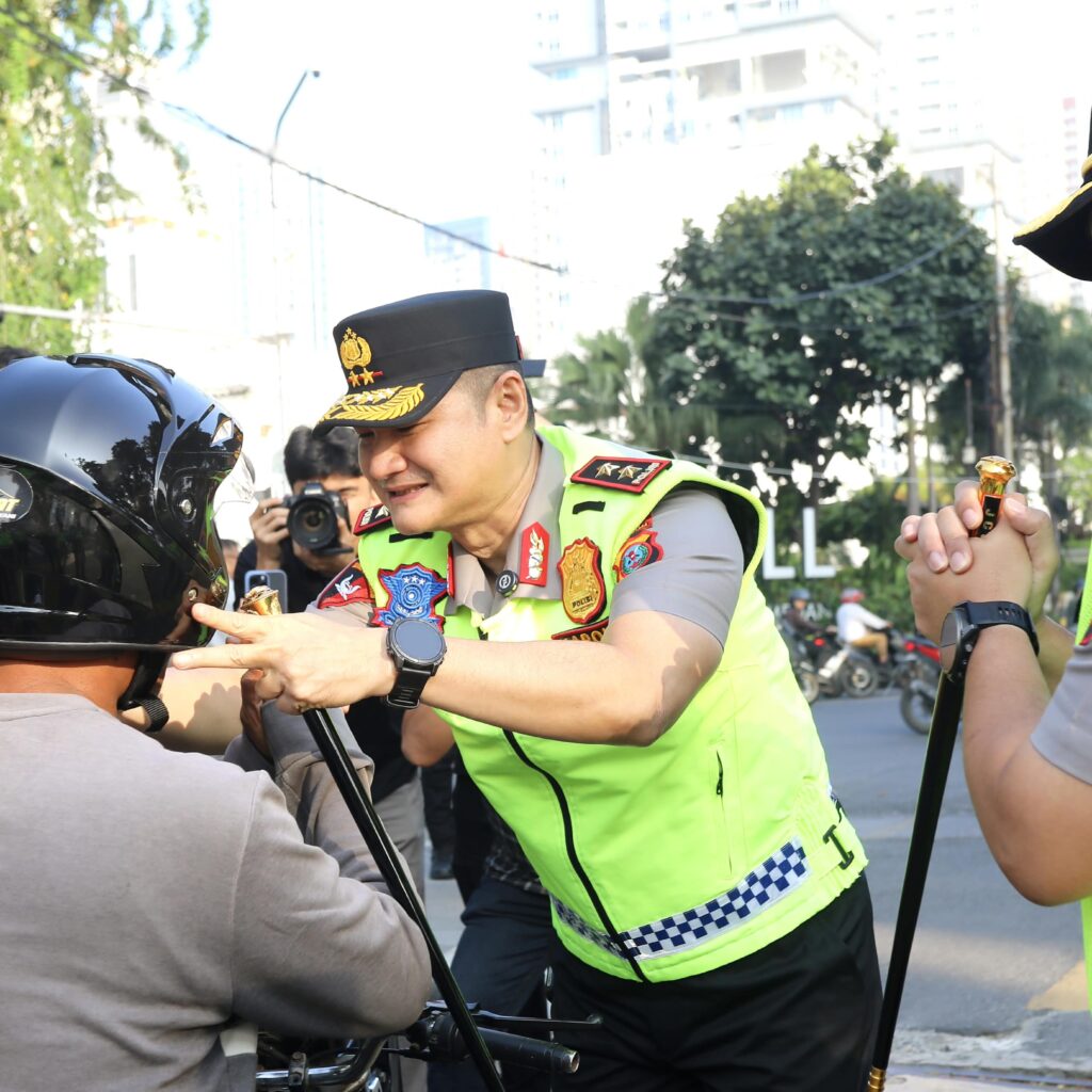 Peduli Keselamatan Pengendara, Kapolda Sumut Bagikan Helm dan Imbau Tertib Lalu Lintas