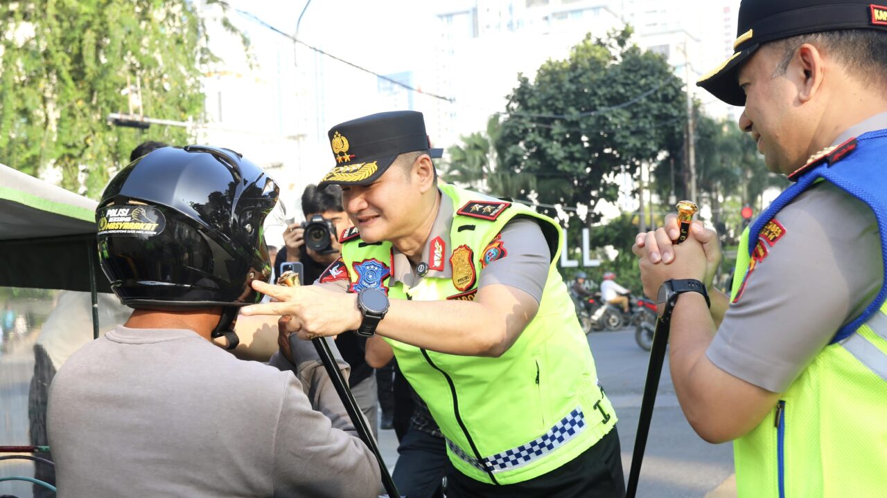 Peduli Keselamatan Pengendara, Kapolda Sumut Bagikan Helm dan Imbau Tertib Lalu Lintas