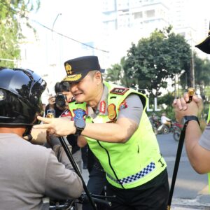 Peduli Keselamatan Pengendara, Kapolda Sumut Bagikan Helm dan Imbau Tertib Lalu Lintas
