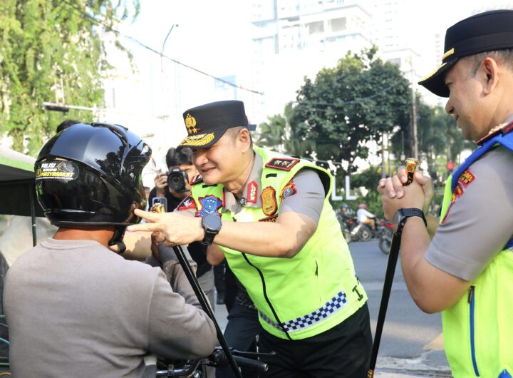 Peduli Keselamatan Pengendara, Kapolda Sumut Bagikan Helm dan Imbau Tertib Lalu Lintas