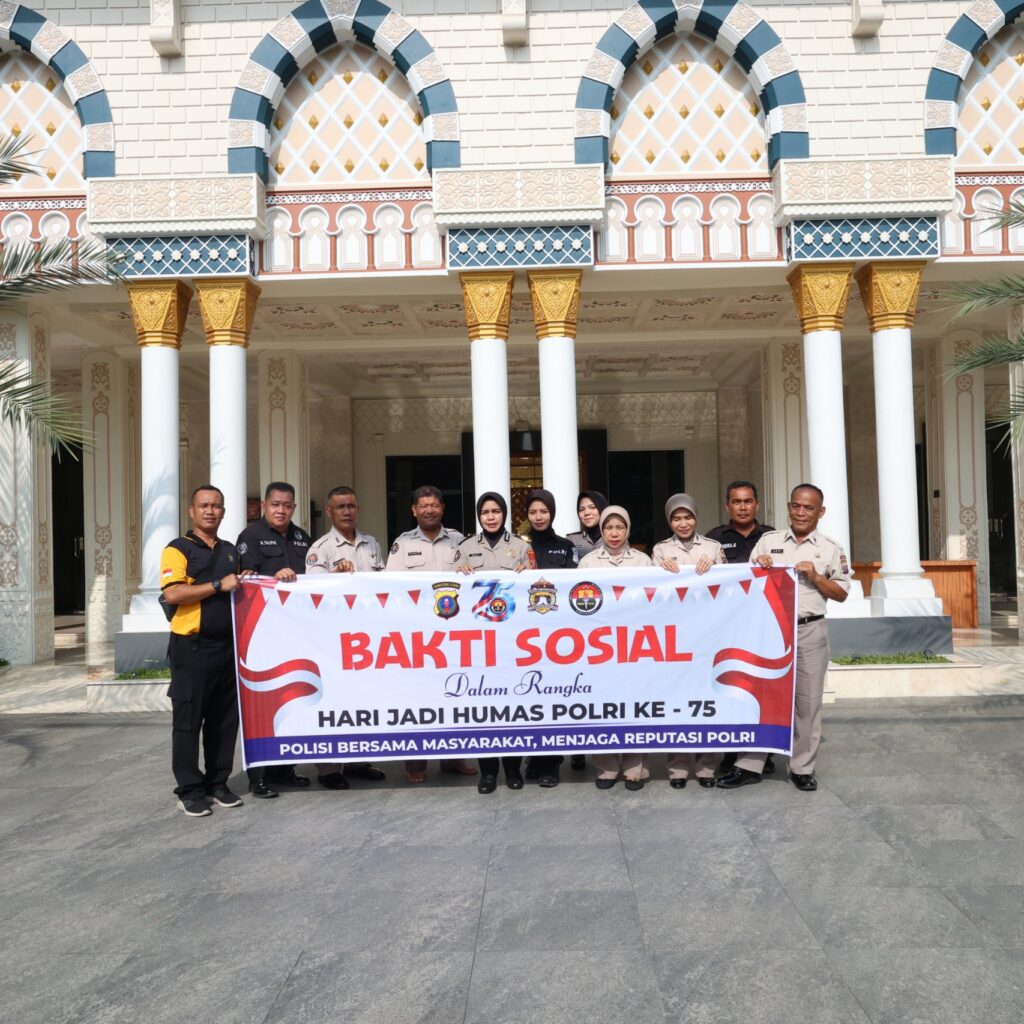 Sambut Hari Jadi ke-75, Bid Humas Polda Sumut Gelar Bakti Sosial Bersihkan Rumah Ibadah