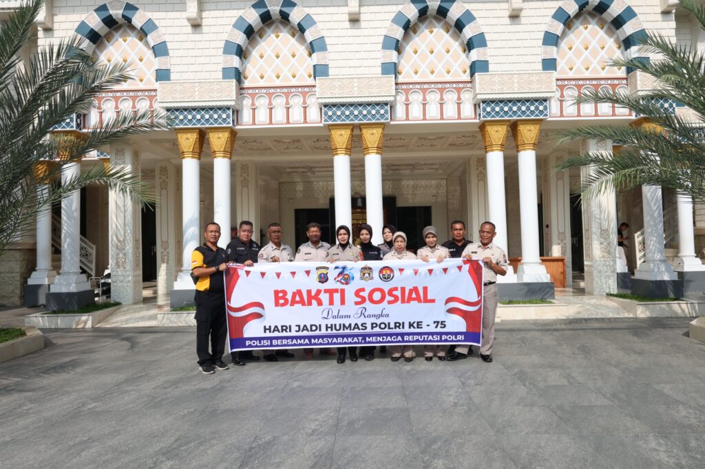 Sambut Hari Jadi ke-75, Bid Humas Polda Sumut Gelar Bakti Sosial Bersihkan Rumah Ibadah