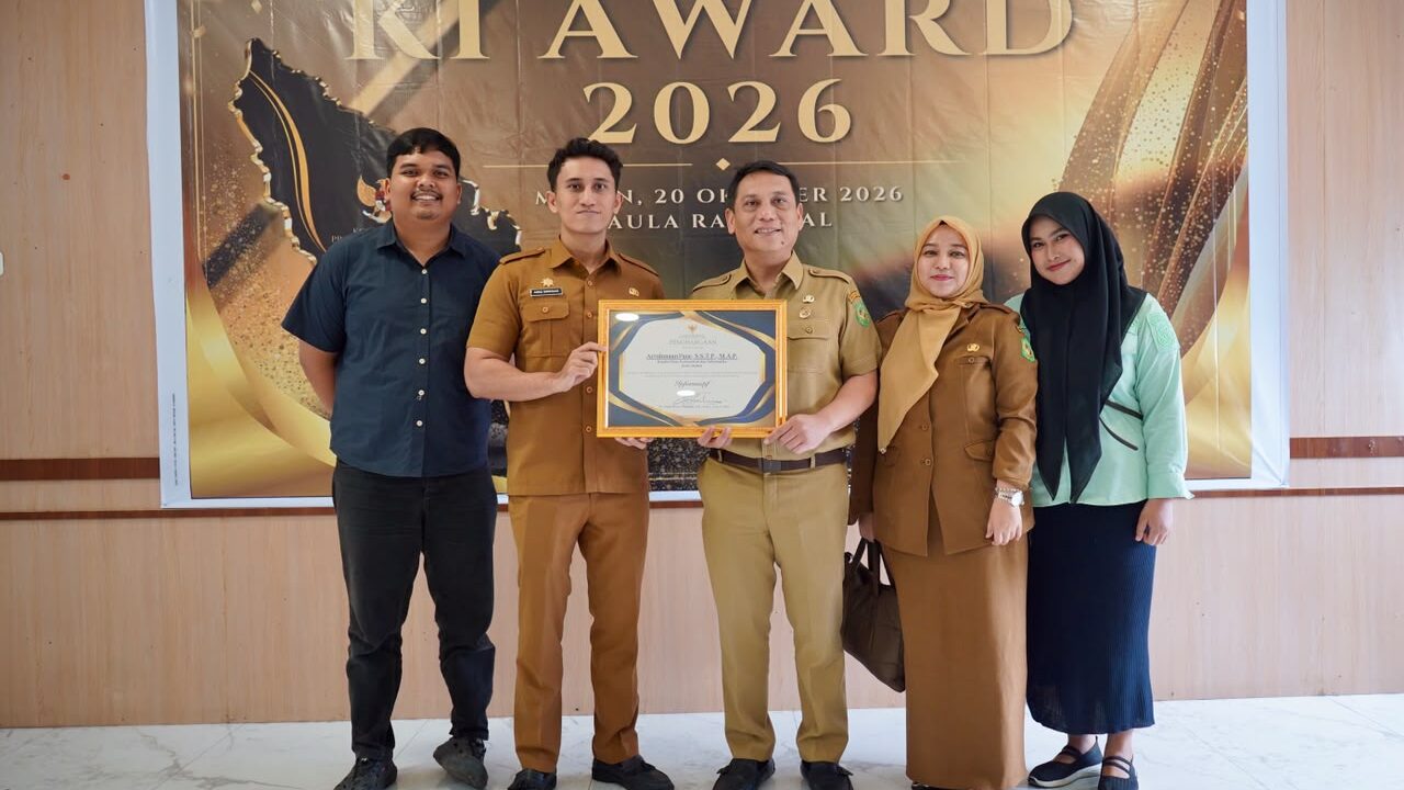 Dukung Pemko Medan Raih Predikat Informatif, Kadis Kominfo Arrahmaan Pane Terima Penghargaan KI Sumut