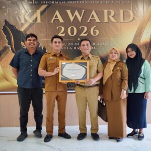 Dukung Pemko Medan Raih Predikat Informatif, Kadis Kominfo Arrahmaan Pane Terima Penghargaan KI Sumut