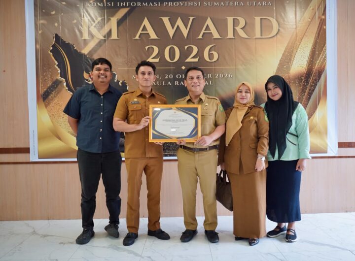 Dukung Pemko Medan Raih Predikat Informatif, Kadis Kominfo Arrahmaan Pane Terima Penghargaan KI Sumut