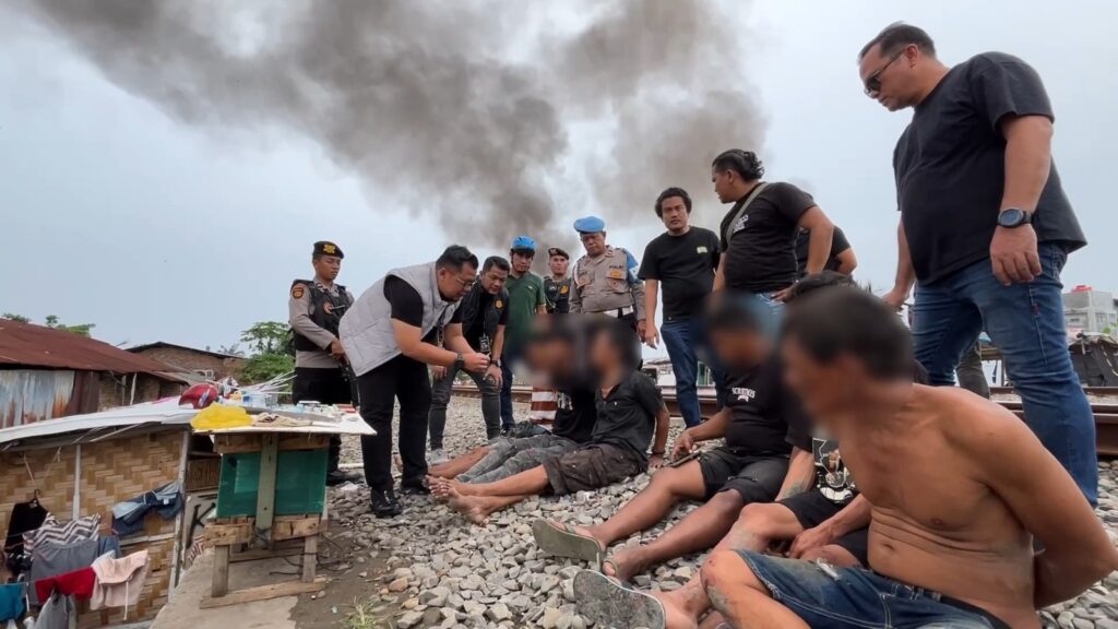 Sarang Narkoba di Bantaran Rel Tembung Dibakar, 6 Pelaku Diamankan