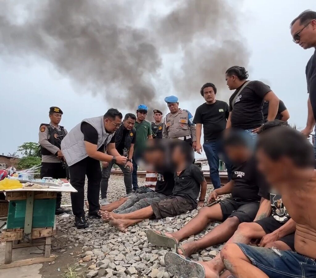 Sarang Narkoba di Bantaran Rel Tembung Dibakar, 6 Pelaku Diamankan
