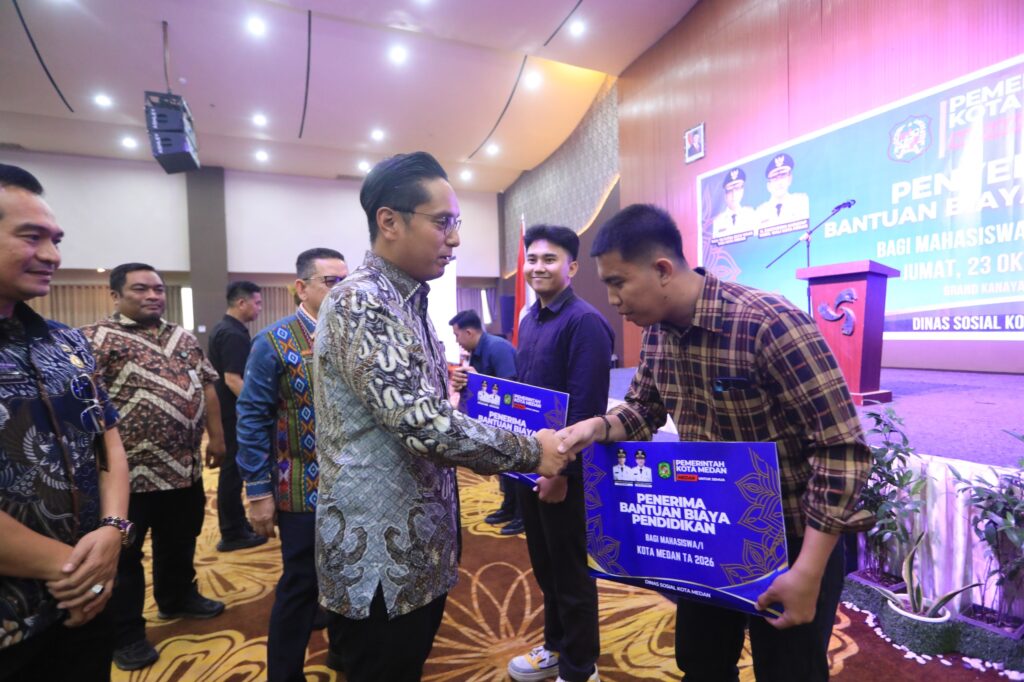 Dari Pajak Rakyat untuk Masa Depan, Rico Waas Serahkan Bantuan Biaya Pendidikan 214 Mahasiswa