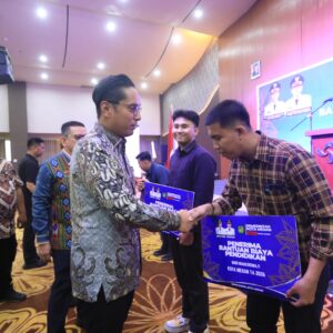 Dari Pajak Rakyat untuk Masa Depan, Rico Waas Serahkan Bantuan Biaya Pendidikan 214 Mahasiswa