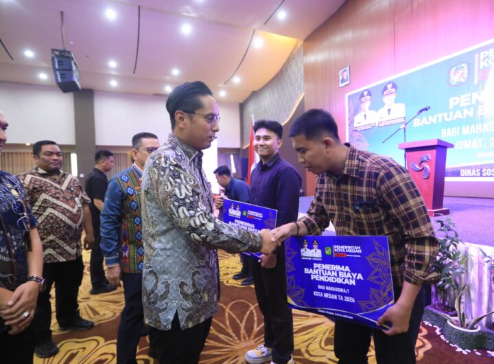 Dari Pajak Rakyat untuk Masa Depan, Rico Waas Serahkan Bantuan Biaya Pendidikan 214 Mahasiswa