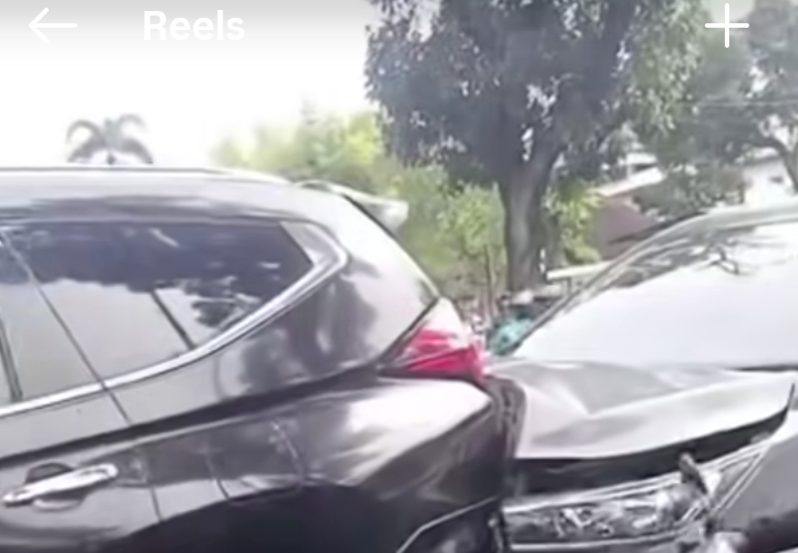 Mobil Mewah Tabrakan Beruntun di Jalan Sudirman, 3 Orang Terluka